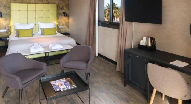 Люкс с балконом и с видом на море Van der Valk Hotel Saint-Aygulf
