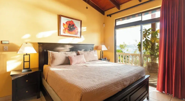 Oceanview Villa with Wrap-Around Terrace, Private Pool, Hot Tub, and Guesthouse, Rezerwuj Willa Hotele w Guanacaste z parkingiem, Parking