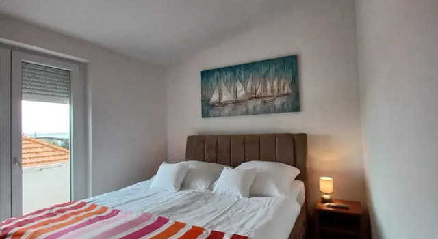 Beachfront Apartment With Balcony and Sea View, Rezerwuj Apartament Hotele w Mulo z parkingiem, Parking