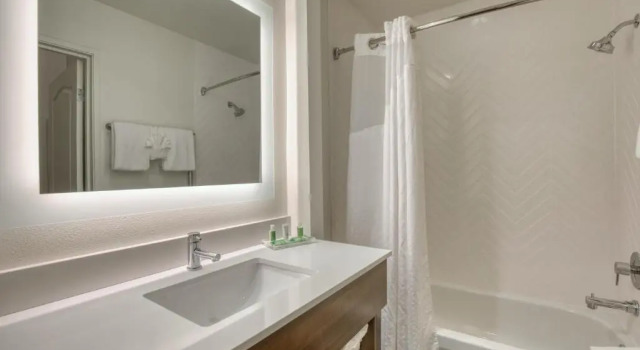 Четырёхместный номер Executive Holiday Inn Hotel & Suites Madison West - Middleton by IHG