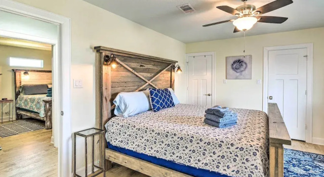 Коттедж с 4 комнатами с балконом Surfside Beach Home w/ Views, Steps to Shore!