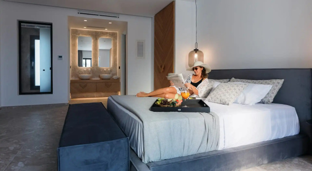 Кровать в общем номере Milestones Naxos Hotel