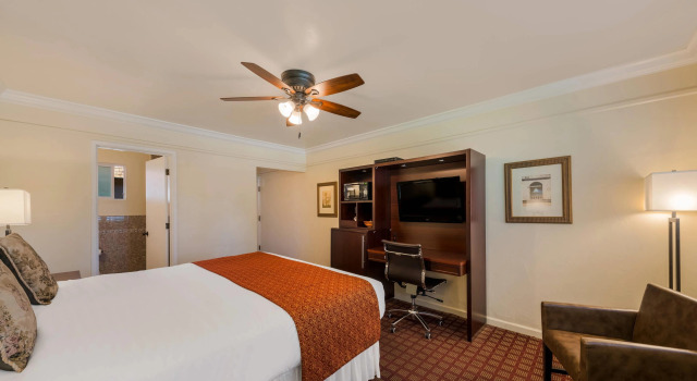 Двухместный номер Standard Clarion Collection Carmel Oaks Inn
