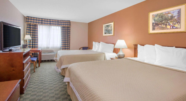 Двухместный люкс Days Inn by Wyndham Hillsdale