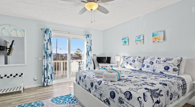 Stay at The Salty Palm! 2BR 1.5ba Sleeps 7