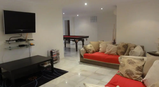 Spacious 5 bed Villa With Private Garden and Pool Close to Puerto Banusmarbella, Забронировать Вилла Марбелья Коста-дель-Соль, рядом с Поле для гольфа Los Naranjos