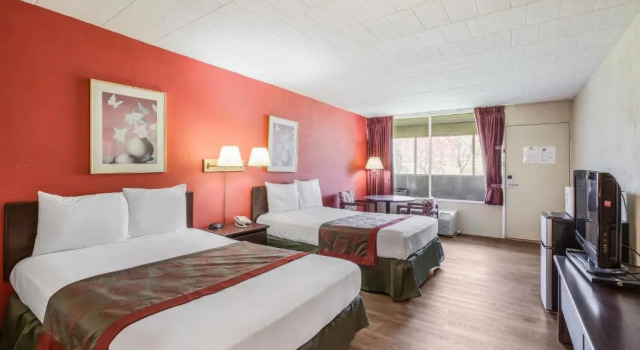 Четырёхместный номер Standard Red Carpet Inn & Suites