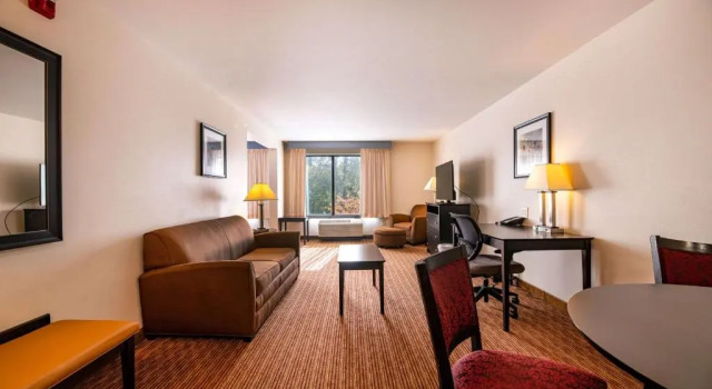 Люкс Holiday Inn Express & Suites Raleigh West - Lenovo Center by IHG
