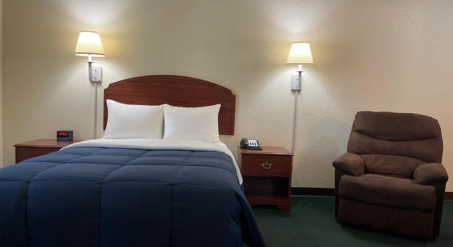 Полулюкс Candlelight Inn & Suites Hwy 69 near McAlester