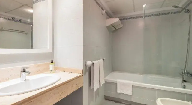 Апартаменты с 2 комнатами с балконом и с видом на бассейн Inturotel Azul Garden