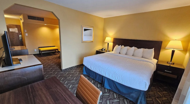 Люкс Deluxe Clarion Inn & Suites Roswell