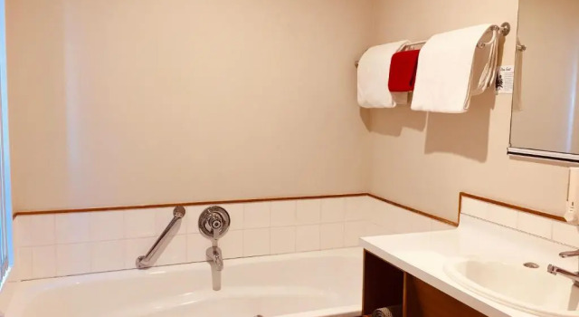 Студия Cascades Lakefront Motel