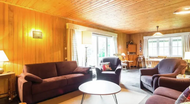 Шале Detached Chalet With Views of the Lake of Butgenbach in the Middle of Nature