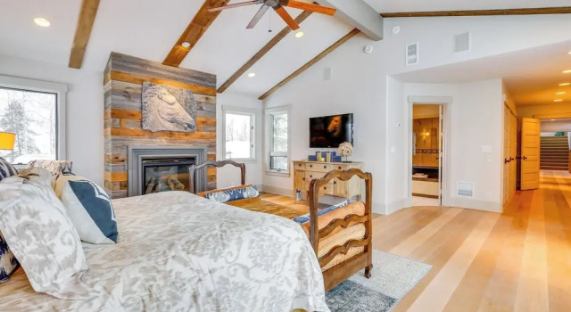 Vail Mountain Retreat w/ Hot Tub & Deck!, Забронировать Дом для отпуска Отели Вейл с парковкой, Парковка
