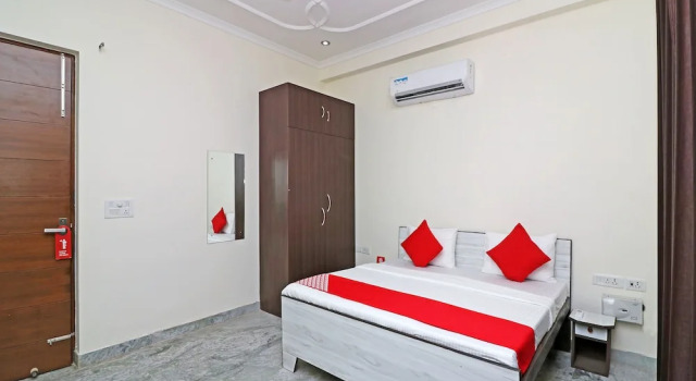 OYO 15736 Little Residency, Забронировать Отель Гургаон 