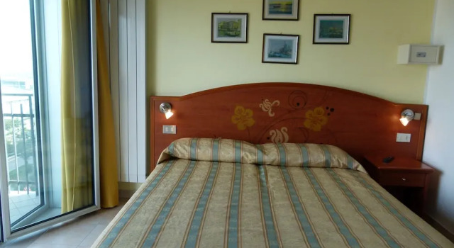 Standard cvadruplă cameră cu balcon Hotel Ideal