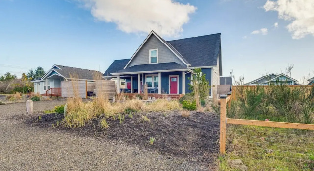 Коттедж Ocean Shores Getaway w/ Fireplace & Hot Tub!