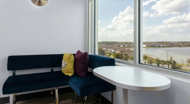 Двухместный номер Standard с видом на озеро Aloft by Marriott Orlando Lake Buena Vista