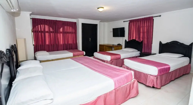 Трёхместный номер Standard Hotel Puerta de Oro