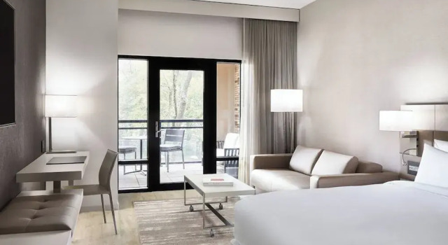 Двухместный номер Deluxe с балконом AC Hotel by Marriott Charlotte SouthPark