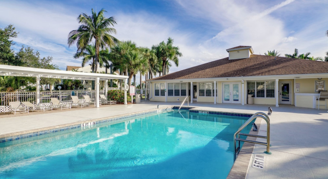 Walk to Canova Beach Park: Couple's Coastal Condo, Varaa Huoneisto Indian Harbour Beach Space Coast