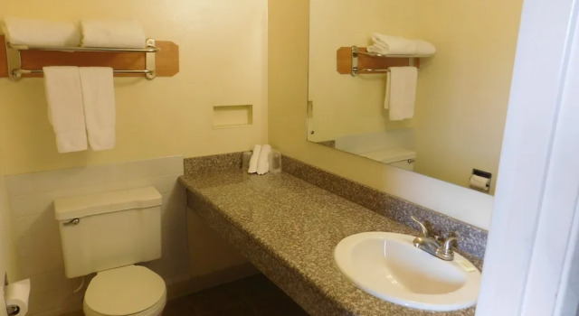 Четырёхместный номер Economy Auburn Motel