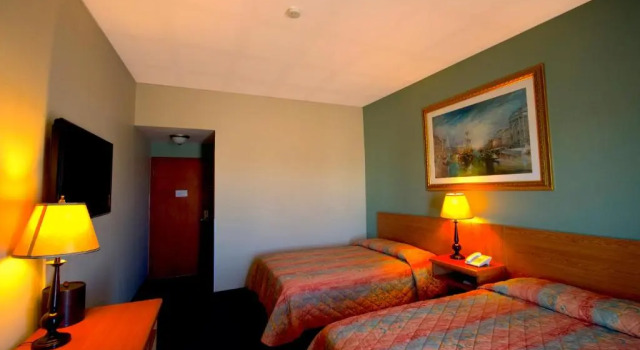 Четырёхместный номер Standard Hotel Consulado Inn