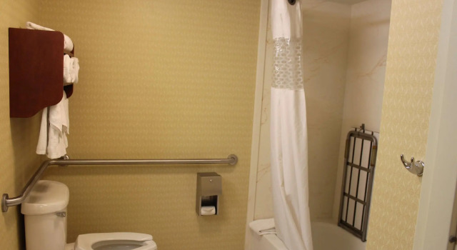 Четырёхместная студия Hampton Inn McHenry