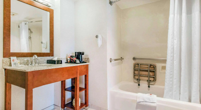 Двухместный люкс Comfort Inn By the Bay