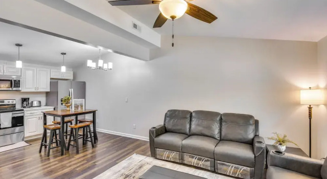 2 Mi to Lake Michigan: Pet-friendly Sawyer Apt, Book Hotel Shorewood-Tower Hills-Harbert USA