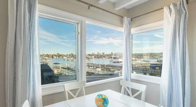 Stylish Newport Condos w/ Dock Access, Walk to Balboa Fun Zone and Beach, Забронировать Дом для отпуска Ньюпорт-Бич Beach Cities Orange County, рядом с Upper Newport Bay Regional Park