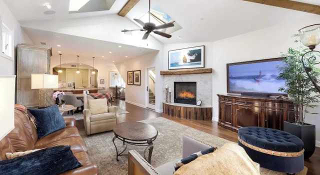 Коттедж с 3 комнатами Seventh & Shore Stylish Seal Beach Home w/ Elevator, Fireplace + Bold Design