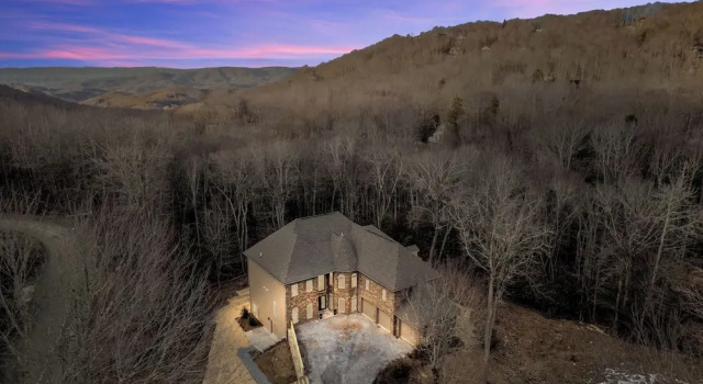 Коттедж Group Getaway! 8,000-sq-ft Gem, Arcade + Theater