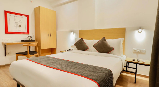 OYO Townhouse 327 C21 Mall