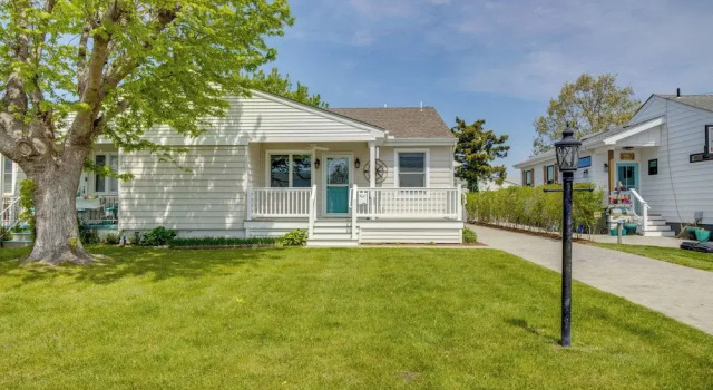 Коттедж Half-mi to Beach: Cape May Getaway w/ Deck & Yard!