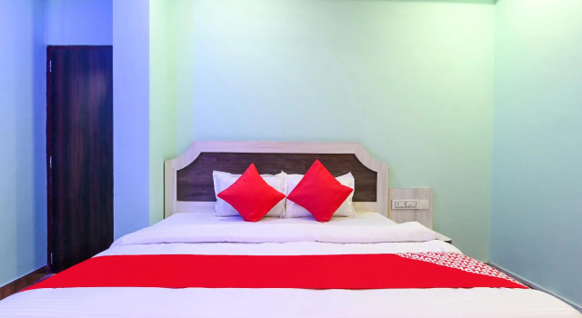 OYO 77636 Hotel Lakhdatar Palace