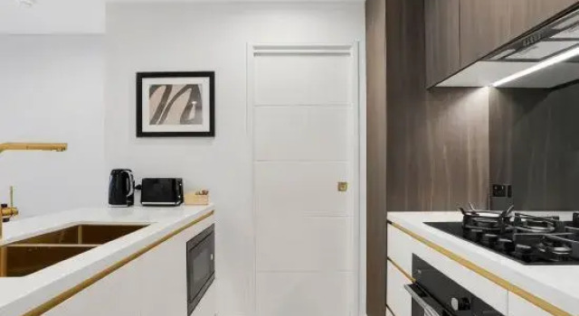 Modern 2BR with City Views & Pool Near Parramatta, Забронировать Отель Бизнес-отели Сиднея, рядом с Experiment Farm Cottage, 4* 5*