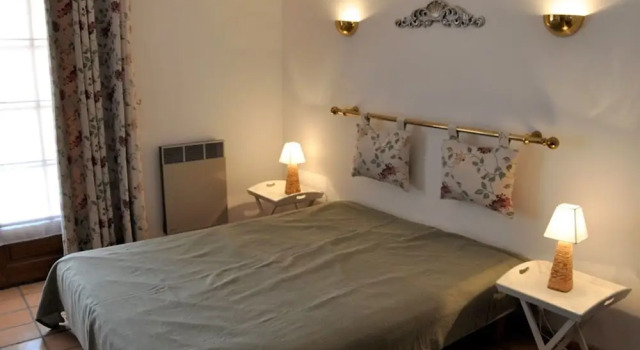 Provencal Holiday Home With Private Pool on 3000 m2 of Garden, in the Middle of the Luberon, Rezerwuj Hotel Hotele w Lagnes z parkingiem, Parking