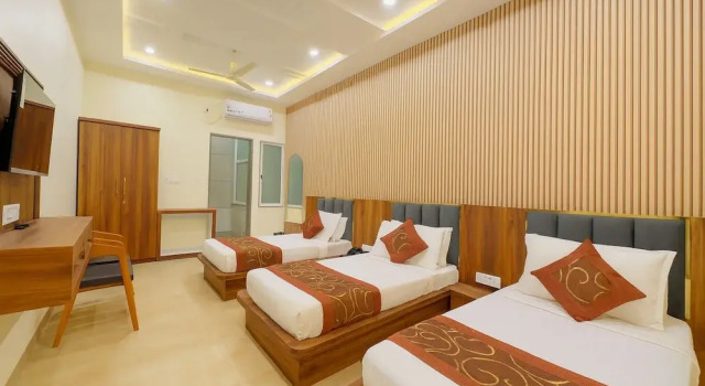 Трёхместный номер Deluxe Hotel Jyotirlinga- One Way Drop to Mahakal Temple
