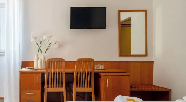 Трёхместный номер Standard с балконом и с частичным видом на море Hotel Kastil