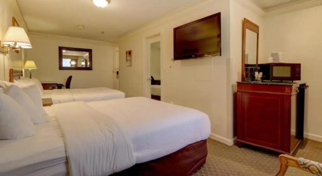 Четырёхместный номер Standard Senator Inn & Spa