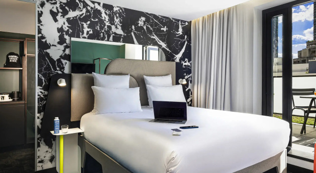 Номер Standard с балконом Tribe Paris La Defense Esplanade