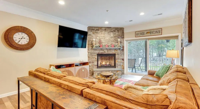 Апартаменты Relaxing Lincoln Condo w/ Fireplace & Shuttle
