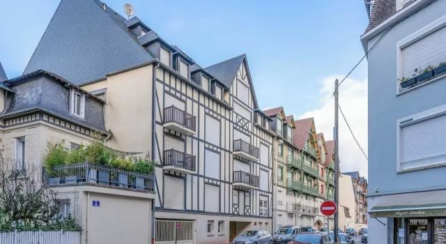 Charm 2 Rooms With Parking in Heart of Deauville, Забронировать Апартаменты/квартира Отели Довиль с парковкой, рядом с Железнодорожный вокзал Трувиль-Довиль, Парковка