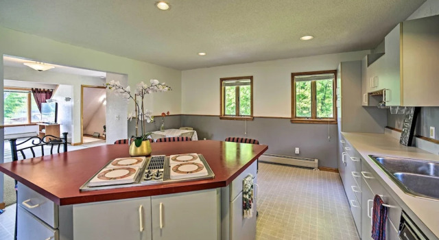 Коттедж с 3 комнатами с балконом Lakeside Berkshires Home Near Hiking & Skiing