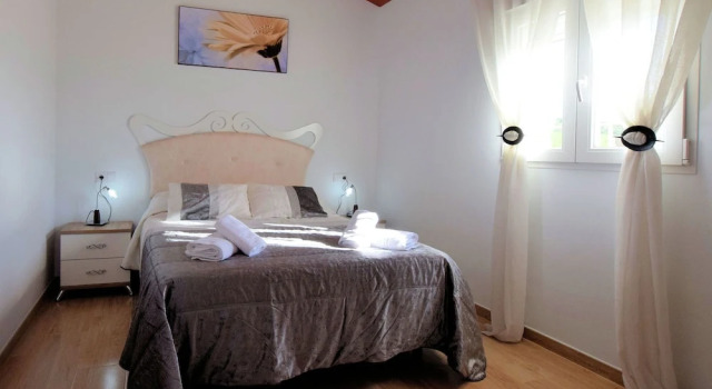 Attractive and Nice Holiday Home With Private Swimming Pool in a Beautiful Area, Varaa Hotelli Hotellit Malaga Province uima-altaalla, Uima-allas