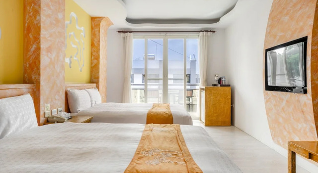 Четырёхместный номер Superior с балконом Wei Yuan Hotel