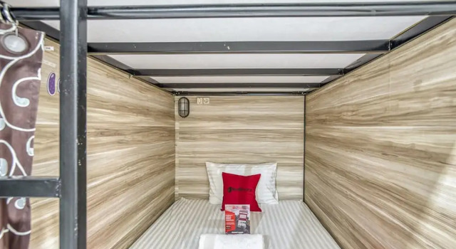 Кровать в общем номере RedDoorz Hostel @ Feliz Noche Cengkareng