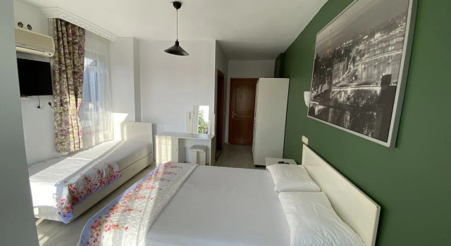 Трёхместный семейный номер Standard с балконом Greenway Hotel