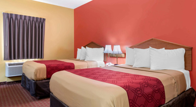 Четырёхместный номер Standard Econo Lodge Louisville Airport